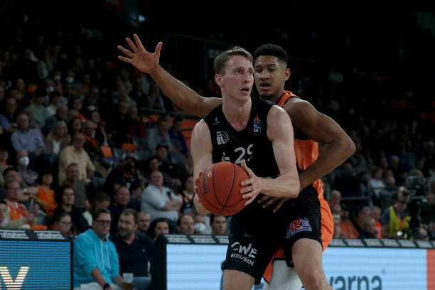 根据美国法 根据美国法